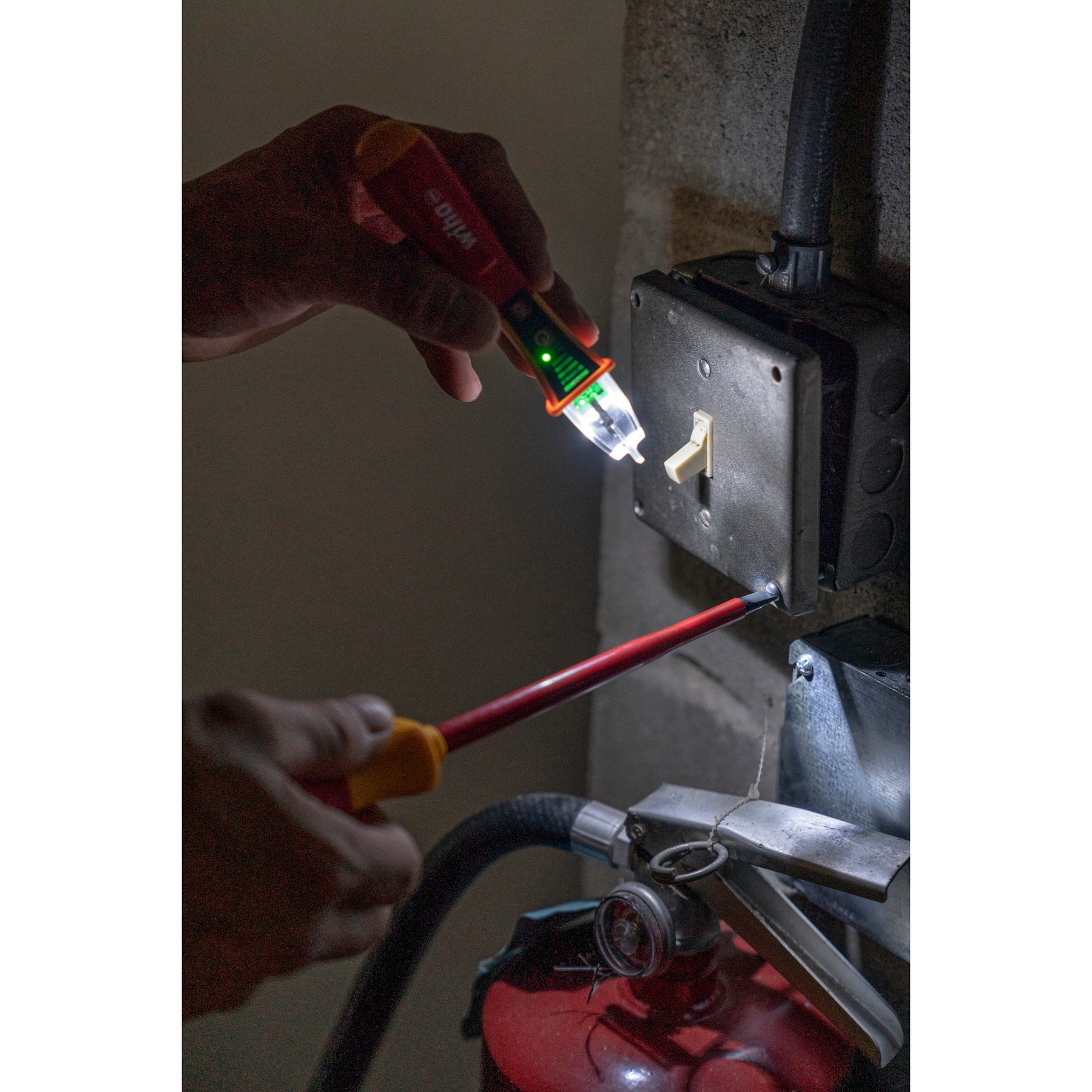 Non-Contact Voltage Tester Category IV 12-1000V AC with Flash Light